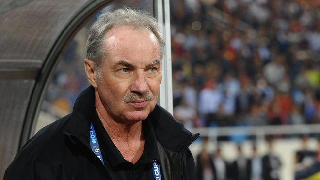 Kesehatan Bermasalah, Riedl Batal Latih Persebaya