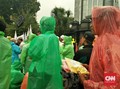 Demo 'Basah' Pendukung Rizieq, Senyum Riang Penjual Jas Hujan