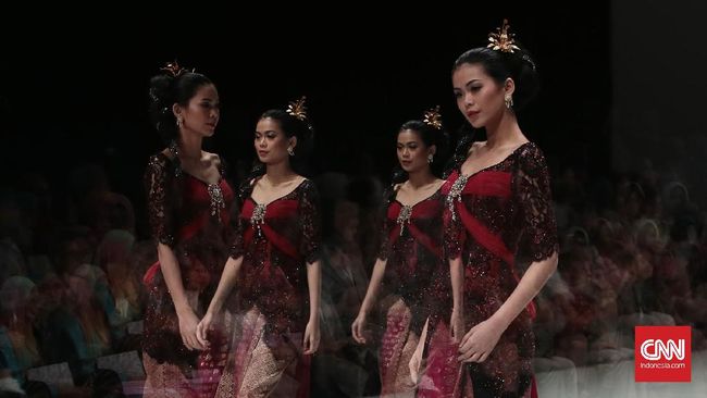 6 Desainer Kebaya Modern Yang Melintasi Negara
