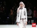 Kala Tenun Adat Berubah Wujud Jadi Busana Muslim