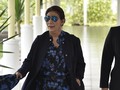 Gaya Luwes Menteri Susi Saat Sambut Presiden Perancis