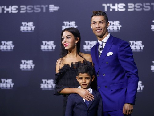 Cristiano Ronaldo Hadiahi Kekasihnya Cincin Mewah Seharga 3 Mobil Alphard Cristiano Ronaldo Hadiahi Kekasihnya Cincin Mewah Seharga 3 Mobil Alphard
