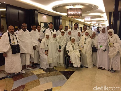 Ini yang Dirasakan Dewi Sandra Saat Thawaf Harus Pakai Kursi Roda Ini yang Dirasakan Dewi Sandra Saat Thawaf Harus Pakai Kursi Roda