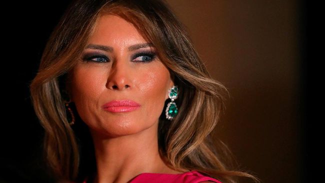 Tepis Tangan, Melania Trump Curi Perhatian Netizen