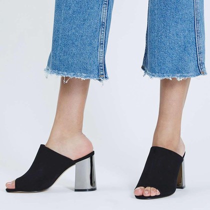 Tampil Klasik dengan 5 High Heels Hitam di Bawah Rp 500 Ribu Tampil Klasik dengan 5 High Heels Hitam di Bawah Rp 500 Ribu