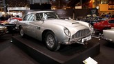'Saksi bisu' aksi Sean Connery sebagai James Bond di film Goldfinger dan Thunderball, Aston Martin DB5 1964 tak luput dari kemeriahan Retromobile. (REUTERS/Benoit Tessier)