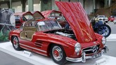 Mercedes-Benz 300 SL 'Gullwing' Coupe turut dipamerkan di ajang pameran sepekan Paris Retromobile. (REUTERS/Benoit Tessier)