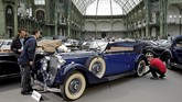 Mercedes-Benz 320 3.2-Litre Cabriolet B yang dirilis pad amasa evolusi tahun 1938 mengusung konsep paduan kendaraan besar dan sedang turut menyemarakkan Retromobile di Prancis. (REUTERS/Benoit Tessier)