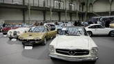 Sebuah Mercedes-Benz 280 SL Convertible dengan hardtop ditampilkan di ajang pameran mobil klasik di perhelatan Retromobile di Paris Prancis. (REUTERS/Benoit Tessier)