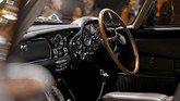 Interior Aston Martin DB5 1964 yang sempat dipakai untuk syuting film James Bond Goldfinger dan Thunderball. (REUTERS/Benoit Tessier)