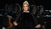 Selanjutnya, giliran Adele yang membuat kehebohan. Ia mendadak menghentikan nyanyiannya yang nyaris sempurna saat mengenang George Michael dengan lagu Fastlove, karena salah. Adele meminta maaf dan memohon musik pengiringnya untuk memulai lagi dari awal. (Kevin Winter/Getty Images for NARAS/AFP)