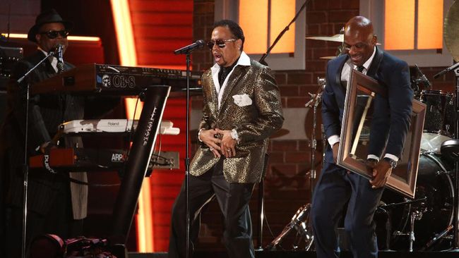 The Time & Bruno Mars Beri Tribute Memukau untuk Prince