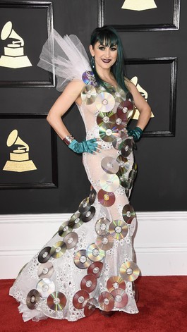 Unik, Penyanyi Bergaun Puluhan Keping CD di Grammy Awards Unik, Penyanyi Bergaun Puluhan Keping CD di Grammy Awards