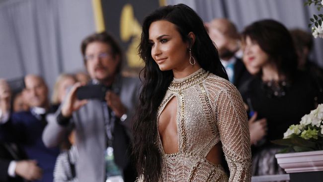 Demi Lovato Tampil Perdana di Publik Sejak Overdosis