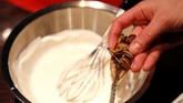 Serangga air lainnya juga disajikan dengan tambahan whipped cream yang unik. Di dalam whipped cream ini juga dicampurkan sari serangga. (REUTERS/Toru Hanai)