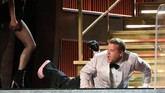James Corden sang pembawa acara merangkak naik ke atas panggung, sempat terjerembap dan membuat sepatunya lepas, lalu nge-rap sembari menjanjikan hal-hal menarik di Grammy. (REUTERS/Lucy Nicholson)
