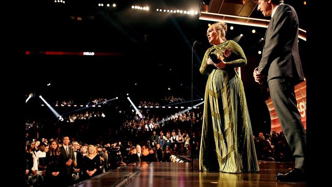 '25' Album Terbaik Grammy Awards 2017, Adele Terharu