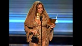 Beyonce membacakan pidato kemenangan yang menggugah saat memenangi Best Urban Contemporary Album lewat Lemonade. Keluarganya, Jay Z dan Blue Ivy ikut menonton kala itu. (Kevin Winter/Getty Images for NARAS/AFP)