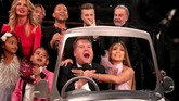 Bukan James Corden namanya jika tak bisa membuat suasana semakin kocak. Ia mendadak datang dengan cardboard Carpool Karaoke, acara yang dipandunya. Ia lalu duduk di samping Jennifer Lopez dan mengajak musisi lain bergabung ‘masuk mobil,’ menyanyi Sweet Caroline. (Christopher Polk/Getty Images for NARAS/AFP)