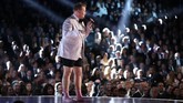 Itu rupanya membuat James Corden terinspirasi. Di penampilan selanjutnya, ia juga membuka celananya. Ia bahkan membuka sepatunya, menampilkan sepasang kaus kaki pink. (REUTERS/Lucy Nicholson)