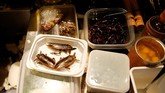 Untuk menghasilkan citarasa makanan serangga air yang lezat, serangga ini didatangkan langsung dari Thailand. (REUTERS/Toru Hanai).
