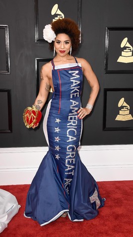 Gaun Grammys Penyanyi Ini Berslogan Kampanye Donald Trump Gaun Grammys Penyanyi Ini Berslogan Kampanye Donald Trump