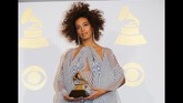 Sang ibunda, Tina Knowles pun pun ada di lokasi. Demikian pula adiknya, Solange Knowles. Tapi ia muncul sebagai pemenang, Best R&B Performance lewat Cranes in the Sky. (REUTERS/Mike Blake)