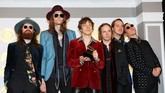 Sementara band Cage the Elephant unggul lewat Tell Me I’m Pretty, yang membawa mereka mendapatkan kemenangan piala Grammy Awards untuk Best Rock Album. (REUTERS/Mike Blake)