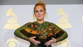Adele mendapat kemenangan lebih banyak, lima piala. Ia memenangi Song of the Year, Record of the Year, Album of the Year, Best Pop Solo Performance dan Best Pop Vocal Album. (REUTERS/Mike Blake)