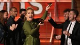 Tapi dalam pidatonya, Adele tetap mengucap puja-puji untuk idolanya, Beyonce. (REUTERS/Lucy Nicholson)