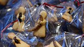 Aneka serangga ini juga bisa diolah menjadi kue kering ulat yang unik. Kue kering ini diolah dengan aneka rasa dan ditambahkan satu buah ulat kering di atasnya. (REUTERS/Toru Hanai).