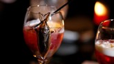 Serangga-serangga ini juga diolah menjadi aneka makanan seperti ulat karamel sampai cocktail serangga air yang mirip kecoak. (REUTERS/Toru Hanai)