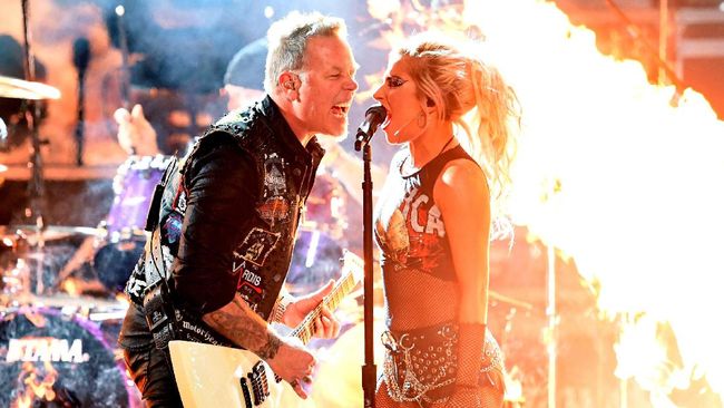 Aksi 'Panas' Lady Gaga & Metallica Terganggu Insiden Mikrofon