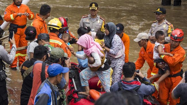 Cipinang Melayu Banjir karena Luapan Sungai Sunter