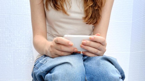 Ini Alasan Mengapa Sebaiknya Anda Tak Bawa Handphone ke Toilet Ini Alasan Mengapa Sebaiknya Anda Tak Bawa Handphone ke Toilet