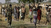 Pertempuran sengit di Sudan Selatan memaksa 1,5 juta orang mengungsi, menyelamatkan diri dari konflik yang tak kunjung mereda sejak Desember 2013 itu. (Reuters/Siegfried Modola)