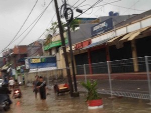 Video: Perumahan Duta Kranji Bekasi Barat Banjir hingga Jumat Siang