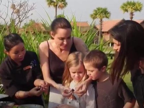 Fear Factor, Ketika Angelina Jolie Makan Laba-laba Hingga Kalajengking Fear Factor, Ketika Angelina Jolie Makan Laba-laba Hingga Kalajengking