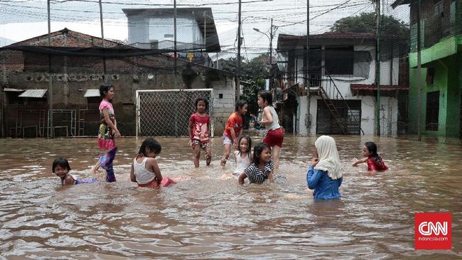 Dua Anak Tewas Terseret Arus Sungai Saat Banjir