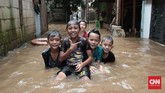 Anak-anak terlihat begitu menikmati bermain air kala banjir melanda perkampungan Rawajati, Jakarta Selatan, Selasa (21/2). Banjir yang merendam kawasan ini sejak pagi dan tak segera surut harus mendapat perhatian serius mengingat banyaknya anak-anak yang terkena dampak banjir. (CNN Indonesia/Andry Novelino)