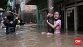 Tanpa rasa takut, bocah-bocah perempuan tampak menikmati bermain air kala banjir melanda perkampungan di kawasan Rawajati, Jakarta Selatan, yang terendam banjir sejak Selasa (21/2) pagi. Keselamatan dan kesehatan anak-anak korban banjir perlu mendapat perhatian dan penanganan yang segera. (CNN Indonesia/Andry Novelino)