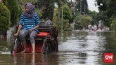 Keberadaan becak dimanfaatkan oleh warga yang wilayahnya dilanda banjir di kawasan Perumahan Pulo Permatasari, Bekasi Selatan, Selasa (21/2). Dengan adanya kendaraan roda tiga semacam ini sangat membantu warga yang butuh bantuan untuk bisa melewati lokasi banjir. (CNN Indonesia/Safir Makki)