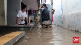 Warga di Jalan Bina Warga kawasan Rawajati, Jakarta Selatan, terutama kaum laki-laki yang bagian dalam rumahnya terendam banjir sejak Selasa (21/2) pagi, mengangkut barang-barang yang cukup berat agar tak terkena air. Mereka bergotong royong berusaha mengamankan barang berharga ke tempat yang lebih tinggi. (CNN Indonesia/Andry Novelino)