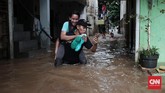 Tak hanya anak-anak, kaum perempuan di kawasan Jalan Bina Warga, Rawajati, Jakarta Selatan, yang terkena banjir hingga satu meter lebih sejak Selasa (21/2) pagi, terpaksa digendong karena tingginya air dan cukup derasnya arus. Kaum perempuan dan anak-anak diungsikan ke tempat aman yang tak terkena banjir. (CNN Indonesia/Andry Novelino)