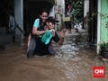 Banjir Rawajati, antara Kesulitan dan Kegembiraan Anak-anak