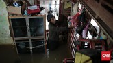 Bambang, seorang warga di Jalan Bina Warga kawasan Rawajati, Jakarta Selatan, bagian dalam rumahnya terendam banjir sejak Selasa (21/2) pagi. Bambang yang pekerjaannya menjadi tukang sampah berusaha menyelamatkan barang-barangnya agar tak terkena banjir. (CNN Indonesia/Andry Novelino)