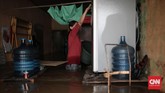 Rumah-rumah penduduk yang berada di Jalan Bina Warga kawasan Rawajati, Jakarta Selatan, bagian dalam rumahnya banyak yang terendam banjir sejak Selasa (21/2) pagi. Banjir akibat tingginya intensitas curah hujan dan meluapnya Kali Ciliwung ini membuat ketinggian air mencapai satu meter lebih. (CNN Indonesia/Andry Novelino)