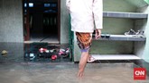 Selain rumah warga, jalan di depan musola yang berlokasi di Jalan Bina Warga kawasan Rawajati, Jakarta Selatan, juga terendam banjir sejak Selasa (21/2) pagi. Banjir yang menggenangi area rumah ibadah ini membuat warga yang hendak salat menjadi terganggu. (CNN Indonesia/Andry Novelino)