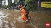 Seorang petugas proyek jalan tol di Bekasi membantu warga menembus banjir dengan cara digendong, Selasa (21/2). Bantuan ini sangat dibutuhkan terutama oleh warga yang berusia lanjut karena derasnya arus sangat membahayakan. Banjir yang mengepung sejumlah wilayah di Jakarta dan Bekasi merendamkan ribuan rumah. (CNN Indonesia/Safir Makki)