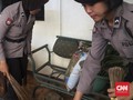 Aksi Telat Polwan Bantu Korban Banjir Cipinang Melayu